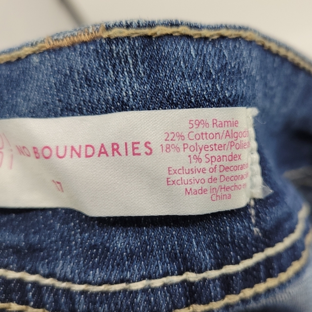 No Boundaries Womens Embroidered Rolled Cuff Bermuda Jean Shorts Size 17 - Picture 8 of 10